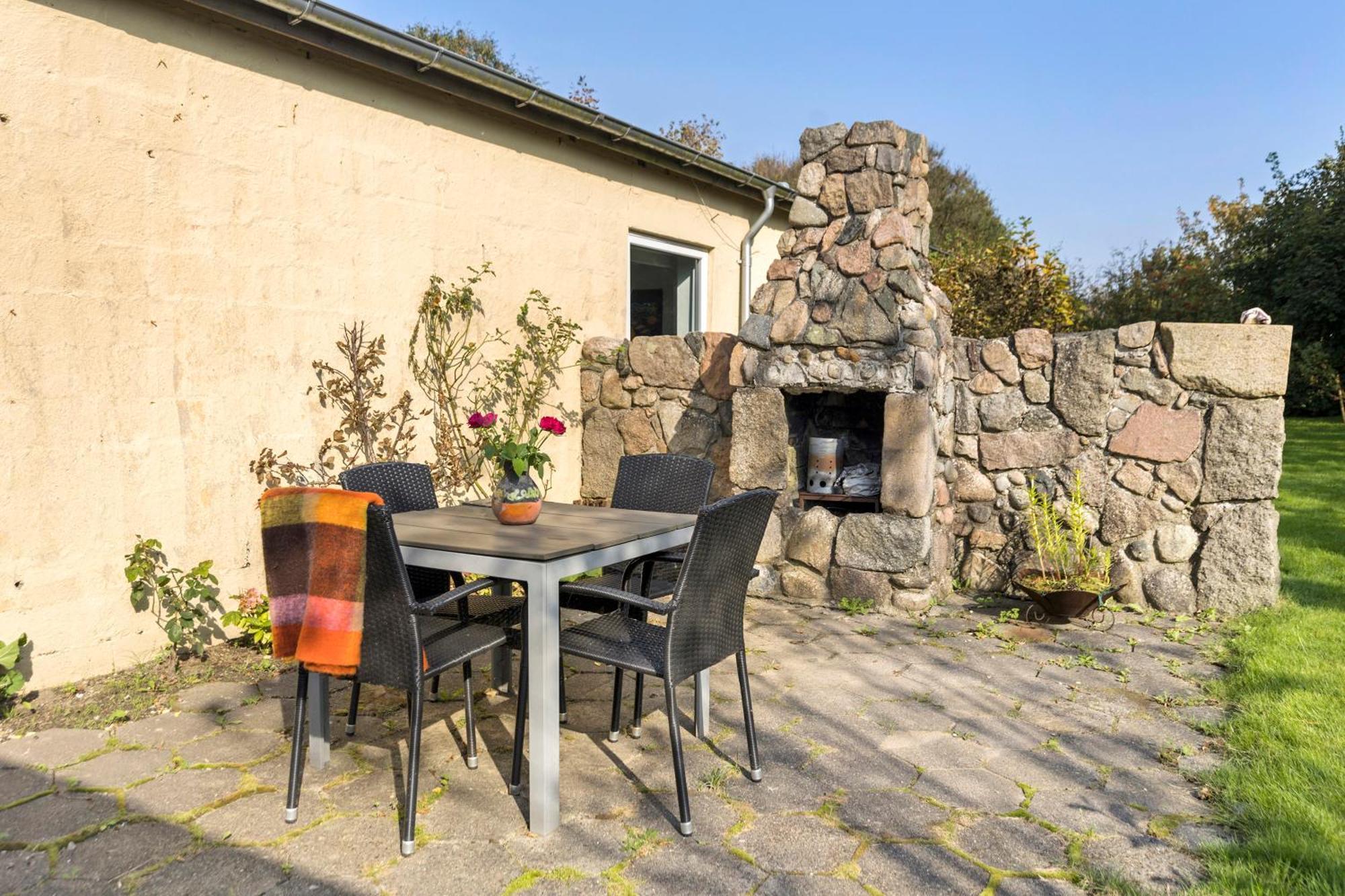 Logi I Hus Med Kunst Og Have Acomodação com café da manhã Vestervig Exterior foto
